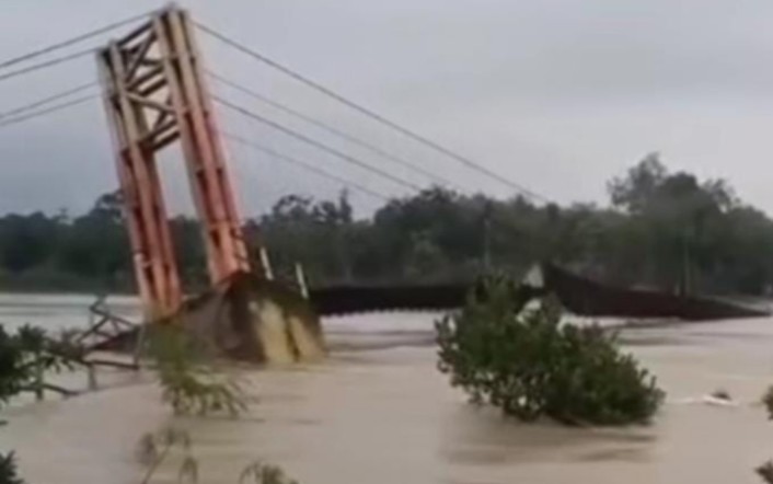 Jembatan Ambrol Putus Akses Warga Desa Di Empat Petulai Dangku Muara Enim Lumpuh Total